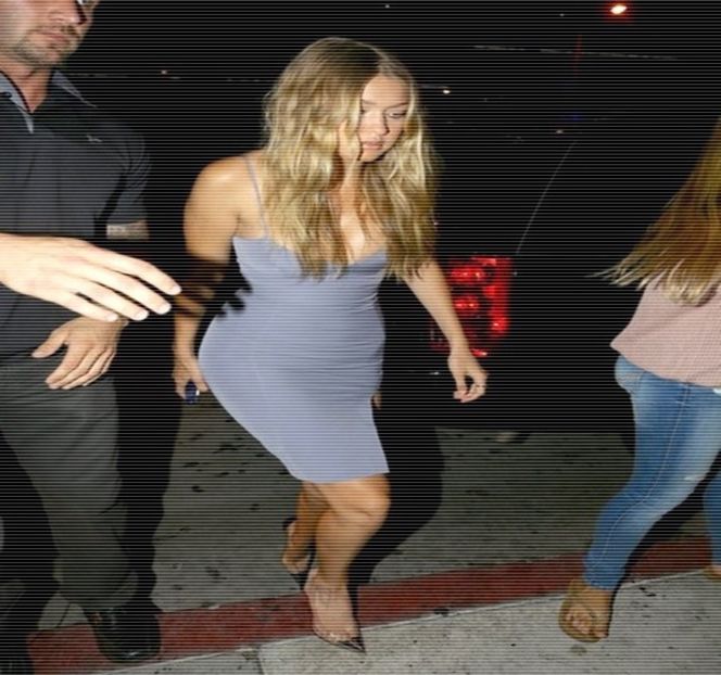 —  Aruncă o ultimă privire în oglindă; astfel că, de-ndată ce îşi termină de aplicat pe buze - 19 Pull them panties to the side!