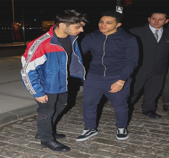 — Să-i fixeze iarăşi privirea cu a lui. Fără a-i oferi răgazul necesar apariţiei unei reacţii, vorbe - 19 Pull them panties to the side!