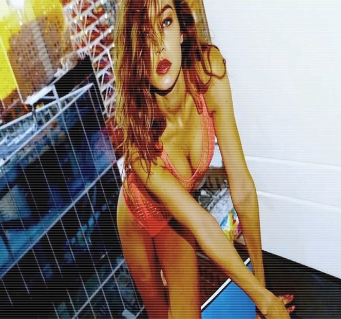 ━ Vizual cu iubitul său, apoi privirea şi-o coboară rapid în direcţia mâinii sale aflate sub - 19 Pull them panties to the side!