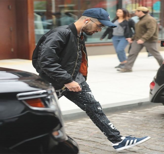 — Revine la nivelul zonei intime a iubitei sale. Chiar dacă respiraţia-i fierbinte scapă spre - 19 Pull them panties to the side!