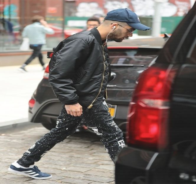 — Când într-un final contactul buzelor sale alături de zona cu pricina se petrece, alege a-şi - 19 Pull them panties to the side!