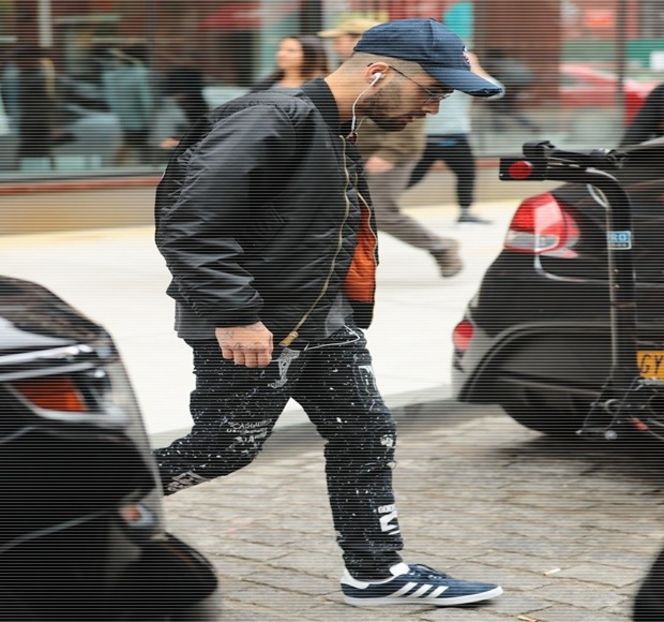 — Realizat la ordinea zilei în ceea ce priveşte relaţia lor, căci ambii trecuseră prin doar două - 19 Pull them panties to the side!