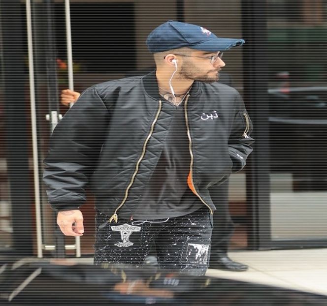 — Crescând înainte de a-şi introduce „din greşeală” degetul mijlocul în interiorul ei; astfel - 19 Pull them panties to the side!