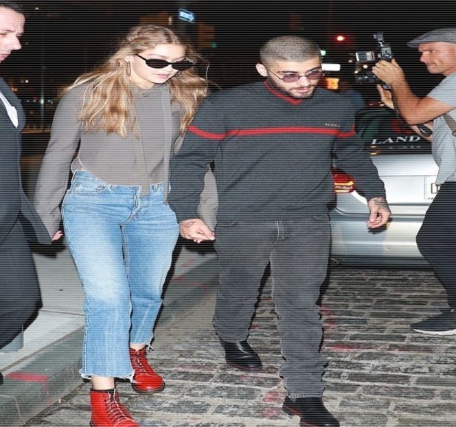 — Părăsesc concomitent buzele ce în clipa curentă se ocupau de înconjurarea respectivului - 19 Pull them panties to the side!