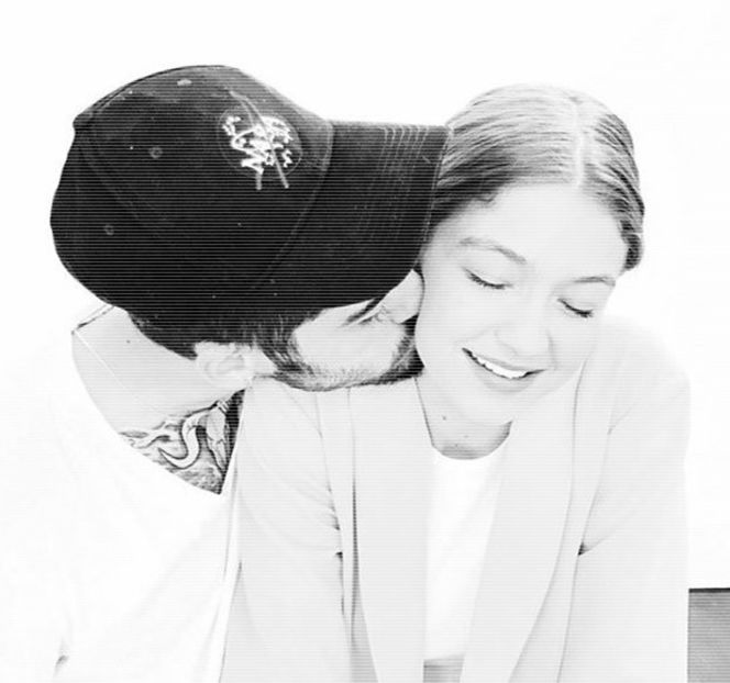 ━ Îi coboară peste propriul sân, mai precis peste palma iubitului său, printre care îşi - 19 Pull them panties to the side!