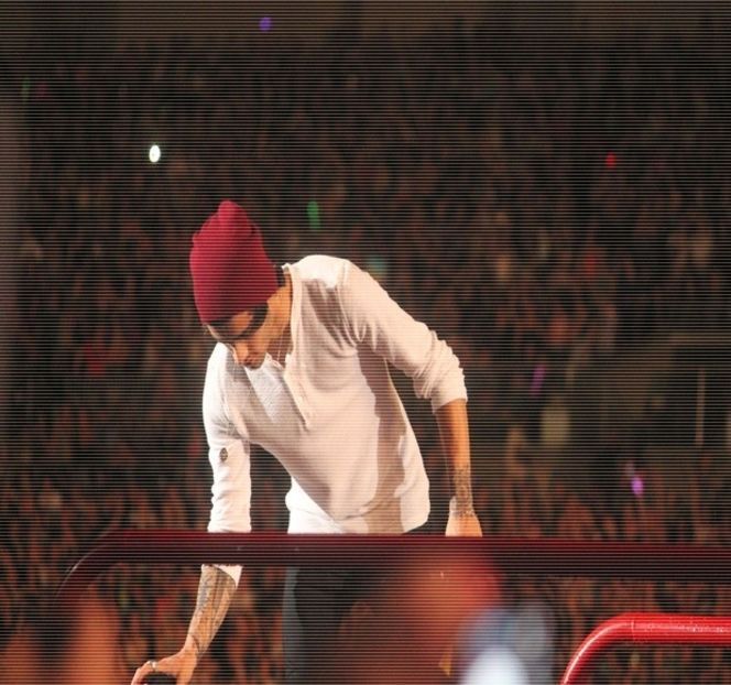 — Obiectului amplasat peste noptiera din aria sa vizuală: ceasul, care indica deja scurgerea - 19 Pull them panties to the side!