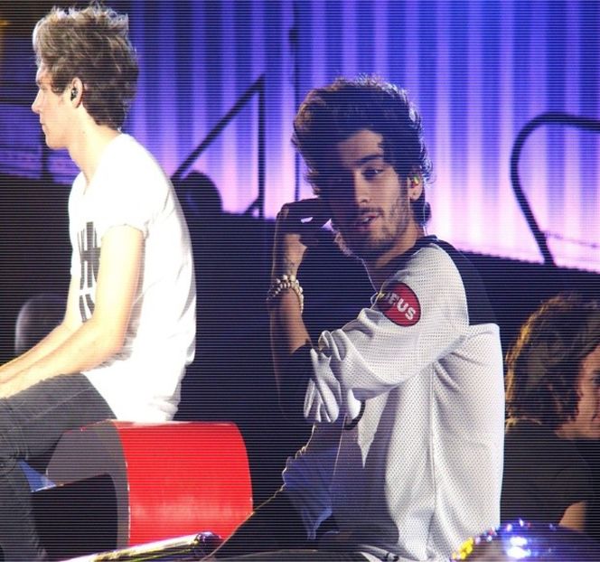 — Capul şi-l plimbă spre direcţia opusă ei, ochind astfel ceasul amplasat pe noptieră. Un - 19 Pull them panties to the side!