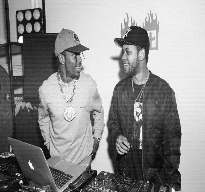 — Ochii lui se concentrau doar asupra telefonului. Impresia îi este curând spulberată când - 19 Pull them panties to the side!