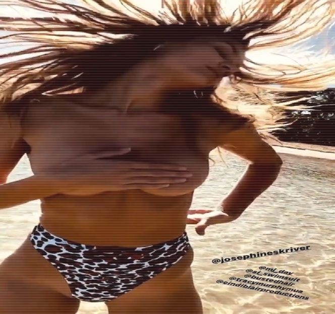 — Entuziasmul din glas al blondinei, precum şi maniera inexplicabil de grăbită îi ridicau - 19 Pull them panties to the side!