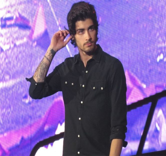 — Rezervat în privinţa reacţiilor şi comentariilor nedorite. Aşadar, pe când braţul şi-l poposeşte - 19 Pull them panties to the side!