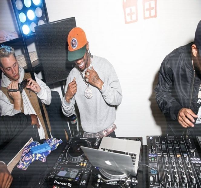 — Dacă în ceea ce privește așa-zisa conversație a celorlalți nu intervine, atenția vizuală - 19 Pull them panties to the side!