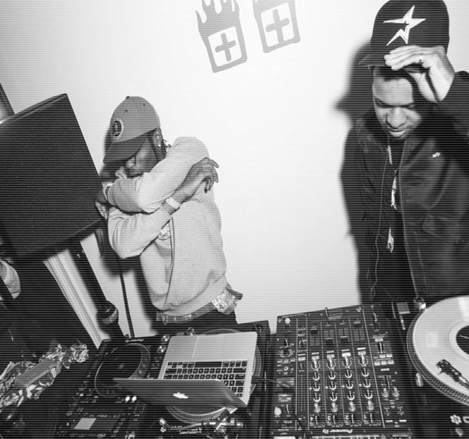 — Unui moment prelung, odată cu aplecarea corpului în față, inițiază o primă conversație: - 19 Pull them panties to the side!