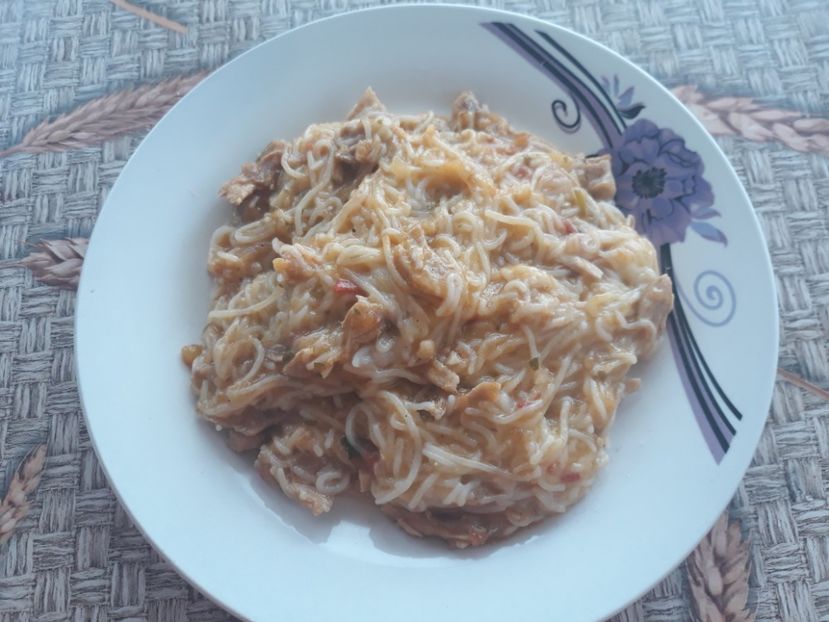 Paste cu pui si sos de ardei copt - Retete 1