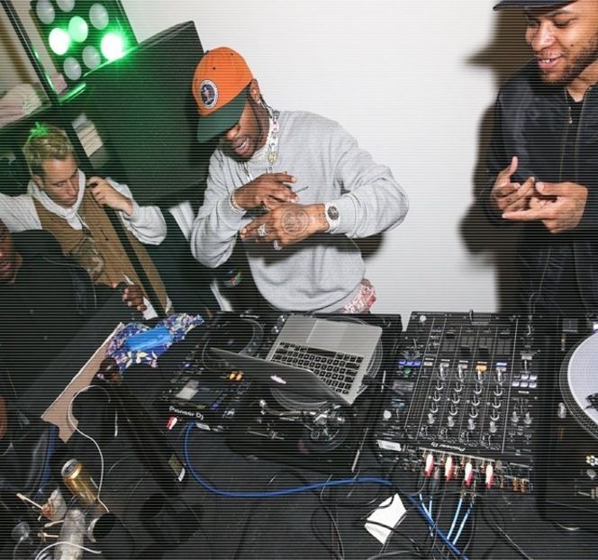 — Maniera prin care aceasta își inițiază gândurile vocal, îi provoacă o scurtă mișcare a capului, - 19 Pull them panties to the side!