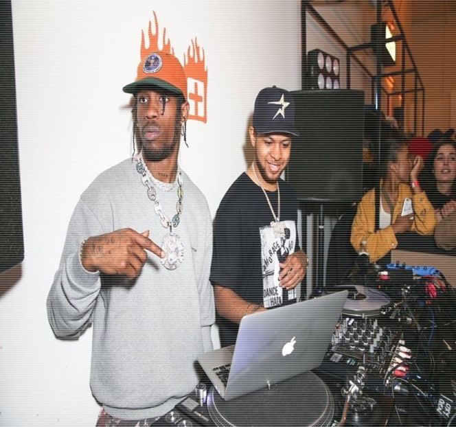 — La masă. Nici apariția eventuală a unei chelnerițe nu reușește a-l menține în loc prin acea - 19 Pull them panties to the side!