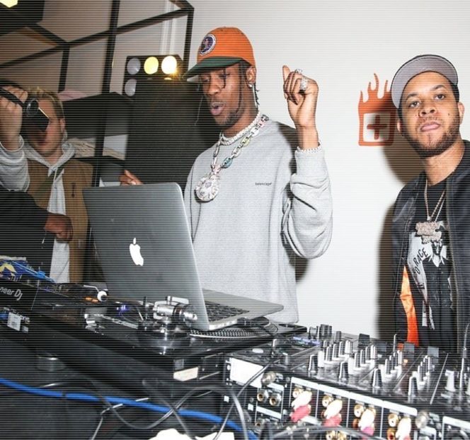 — Focusa prin interes ieșirea complexului, doar câțiva metri reușesc a-i despărți. „Skriver, nu - 19 Pull them panties to the side!