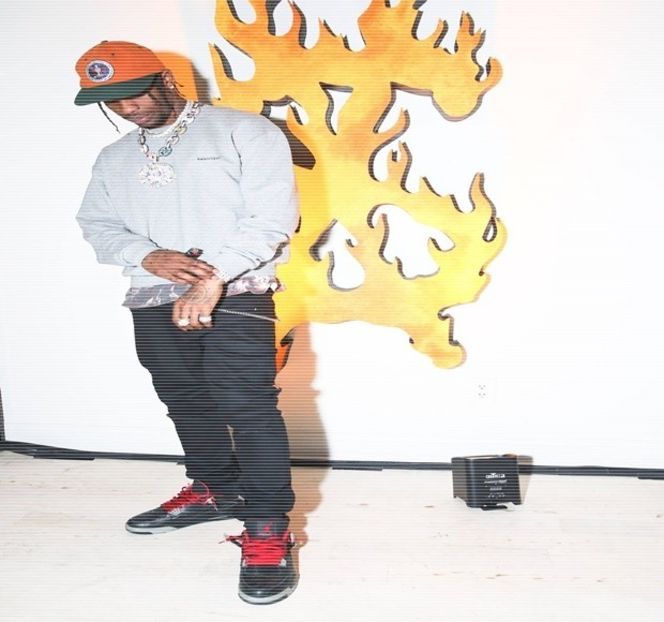 — Simțind cum chipul i se umple de picurii abundenți și grei ai ploii. Maxilarul i se încordează - 19 Pull them panties to the side!