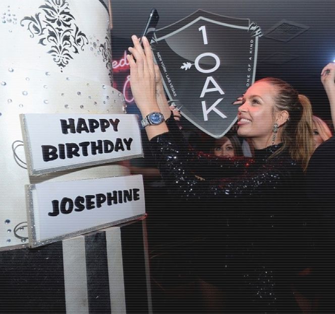 — Inevitabil, colţurile gurii i se arcuiesc într-un zâmbet specific, ba chiar încântat, moment - 19 Pull them panties to the side!