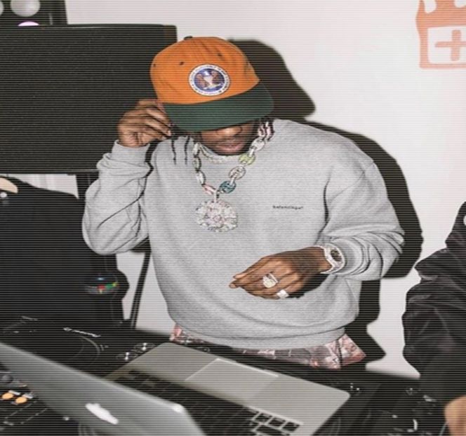 — Atunci cât de gravă era de fapt brusca furtună ce se ivise; ulterior pătrunzând la loc sigur - 19 Pull them panties to the side!