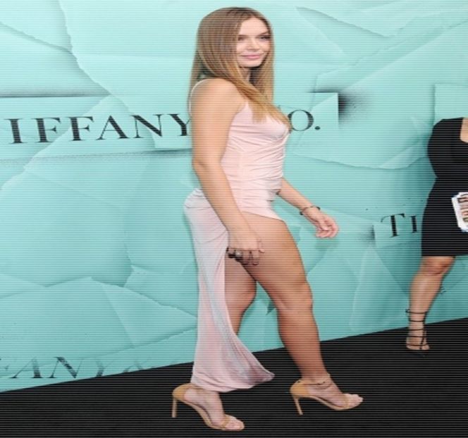 — (De menţionat: una inofensivă), gest în completarea căruia rosteşte: „Scuză-mă? n-ar - 19 Pull them panties to the side!