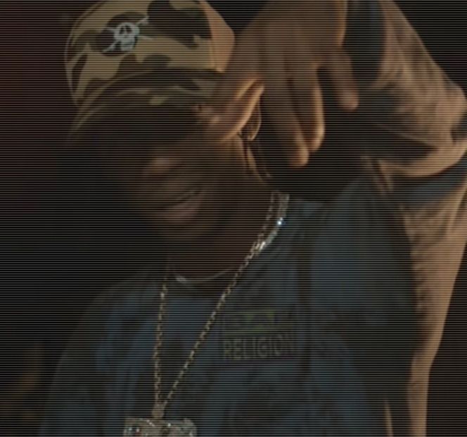 — Odată cu apropierea pe care Josephine o produce, atenția lui vizuală zboară asupra - 19 Pull them panties to the side!