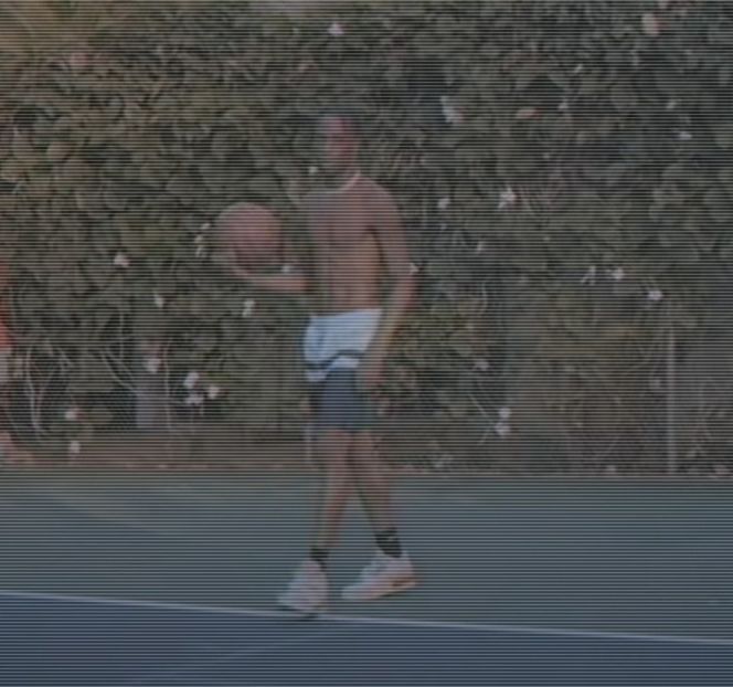 — Execută o acţiune neaşteptată care ulterior îi ghidează privirea spre zona identificată, - 19 Pull them panties to the side!