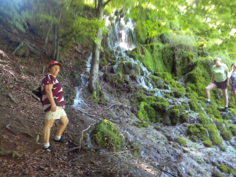 Mai la vale, Cascada izvoarelor Barcăului - Cascada de la Izvoarele Barcăului