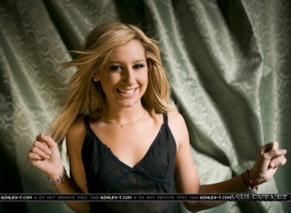 10796049_RSDQRXBOE - Sedinta Ashley Tisdale foto