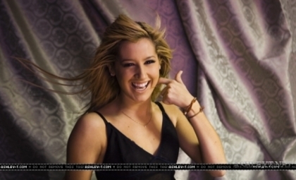 10796050_DJYJZJPBW - Sedinta Ashley Tisdale foto