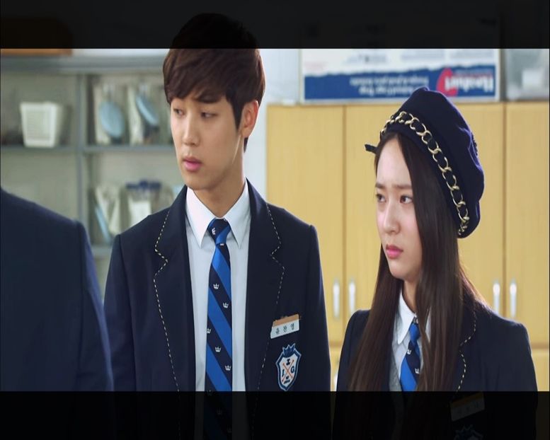 ― Nu vezi că se uită toată școala la tine? E jenant de acum. - Episode 08