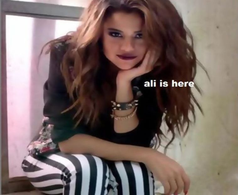  - 01 Selena