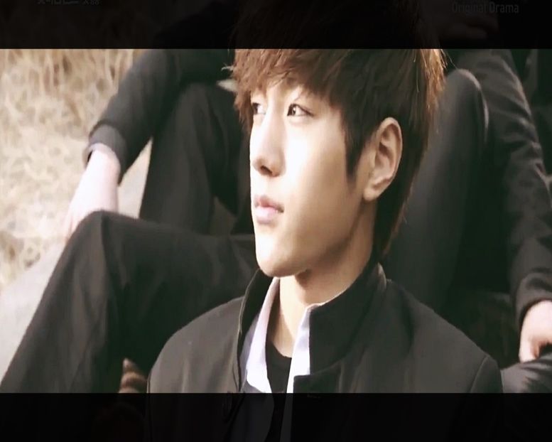 ▌Merge pe stradă și-i vede din întâmplare pe cei doi.Îl recunoaște pe Gun și-și aduce aminte clk ▌ - Episode 08