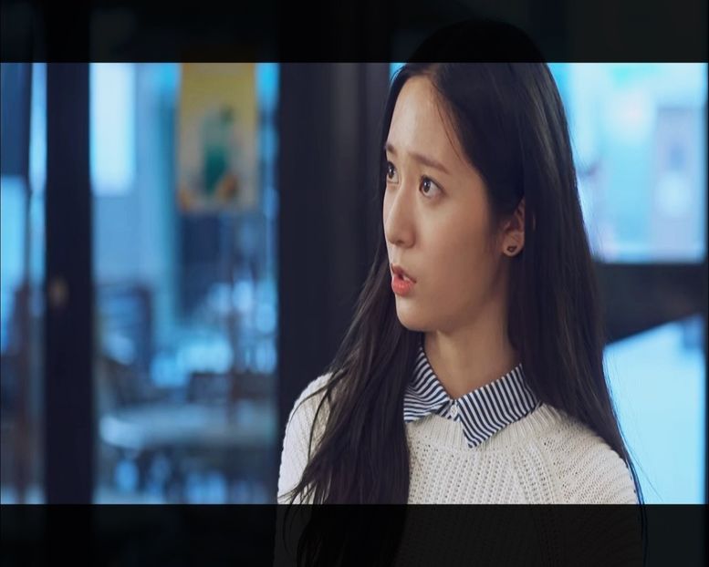 ▌Se uită la el, apoi își lasă capul pe el. Își aduce aminte ce i-a zis băiatul de adineauri. ▌ - Episode 08