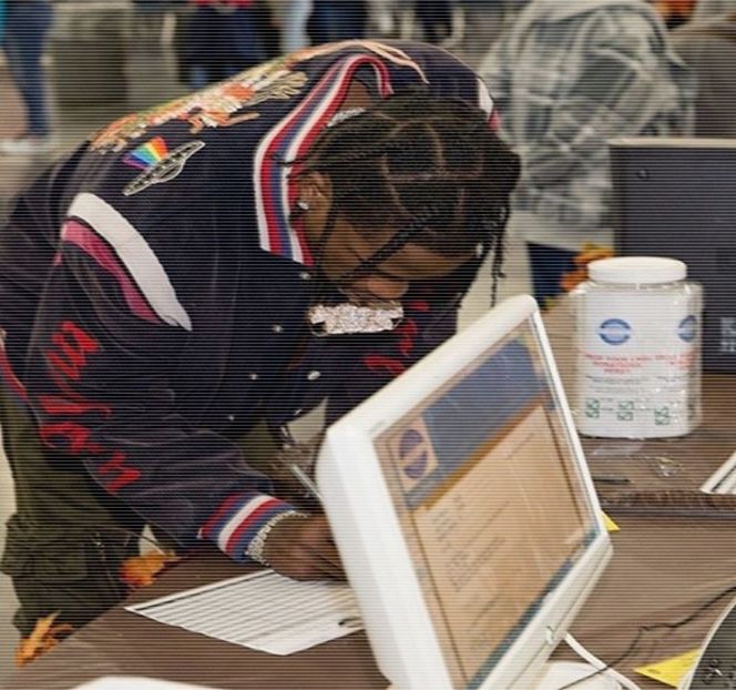 — Umezirea buzelor prin trecerea limbii printre acestea. Îşi utilizează şi braţul opus în scopul - 20 Goosebumps from your eyes