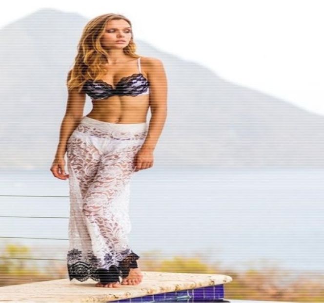 —  Deplaseze, curând silueta şatenei rămânând în urmă. Constatând, deci, că preţ de o - 20 Goosebumps from your eyes