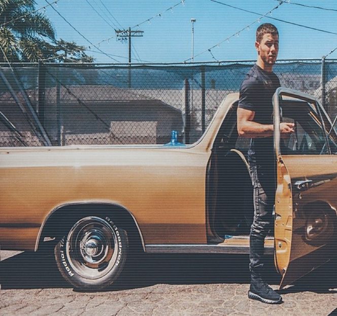 — O altă servire sau nota de plată. Şi totuşi, atenţia şi-o focusa asupra unui singur obiect: - 20 Goosebumps from your eyes