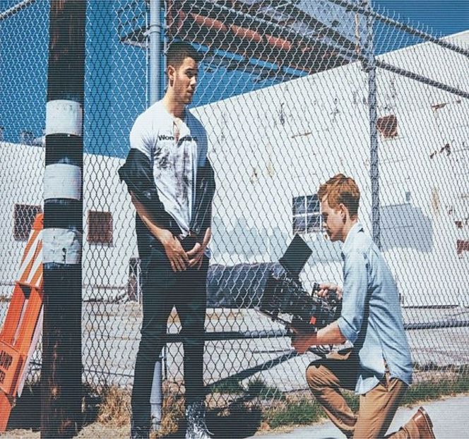 — Către el. „Deloc punctuală,” i se adresează imediat ce telefonul şi-l blochează iar ochii - 20 Goosebumps from your eyes