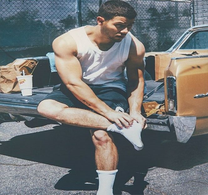 — Având în vedere că el unul continuă a o urmări cu privirea până ce aceasta ocupă eventual - 20 Goosebumps from your eyes