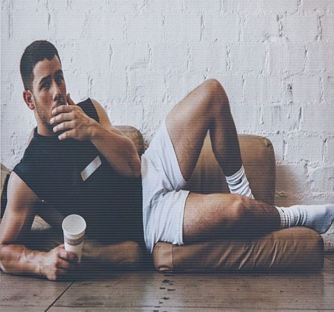 — Prinde între timp toarta ceştii între degete pe care începe să o mişte sub forma unor - 20 Goosebumps from your eyes