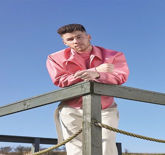 — Urmăreşte schimbul scurt de replici ce se produce între şatena aflată înaintea sa şi chelneriţa - 20 Goosebumps from your eyes