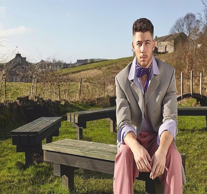 — Ochii săi rămân concentraţi asupra chipului acesteia, însă la nivelul frunţii o cută i se - 20 Goosebumps from your eyes