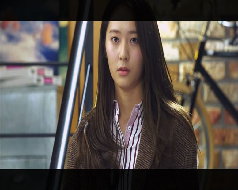 ▌Îl vede pe Gun. Se uită la el pentru câteva secunde și apoi la mâna ei. ▌　 - Episode 09