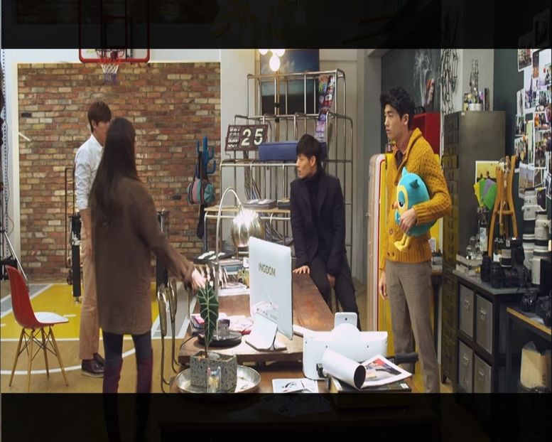 ▌În timp ce se îndreaptă spre masă, toată lumea o întreabă ce s-a întâmplat. ▌ - Episode 09