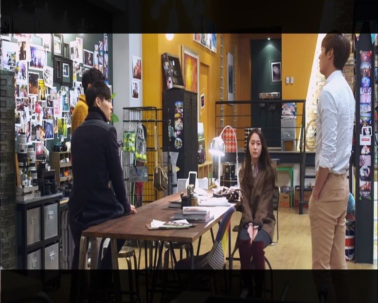 ▌Se așează ignorându-i. Își rezeme mâna de masă și se gândește. ▌ - Episode 09