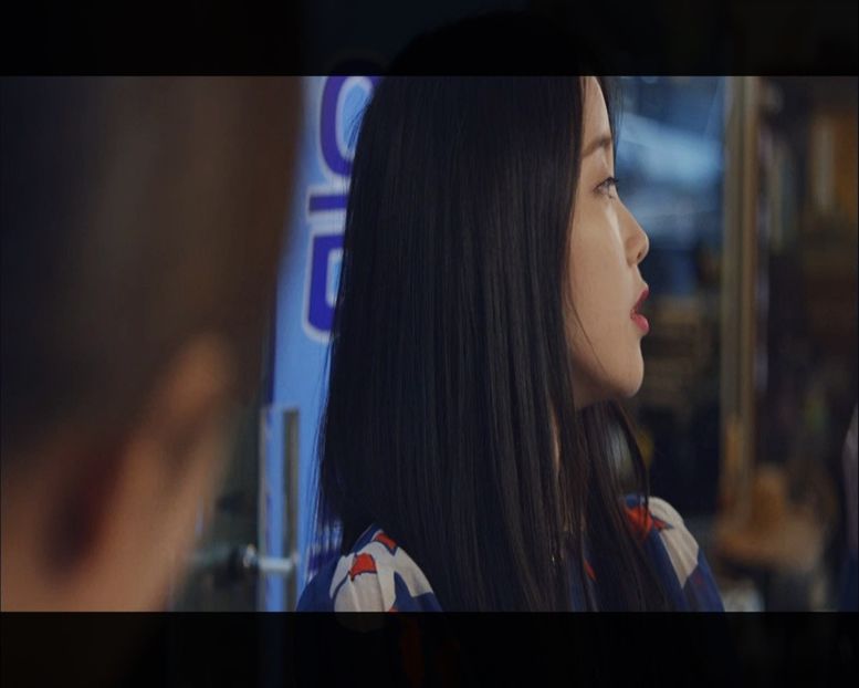 ▌Se uită în jur și arată spre Yejin. ▌ - Episode 11