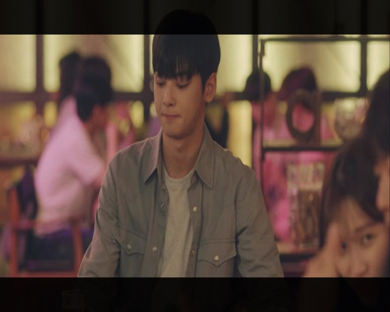 ▌Se uită la Yejin și zâmbește. Arată spre Hoon. ▌ - Episode 11