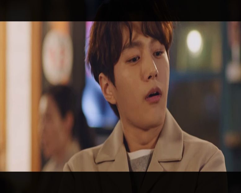 ▌Îl bate pe spate pe Jihoon și râde de el. ▌ - Episode 11