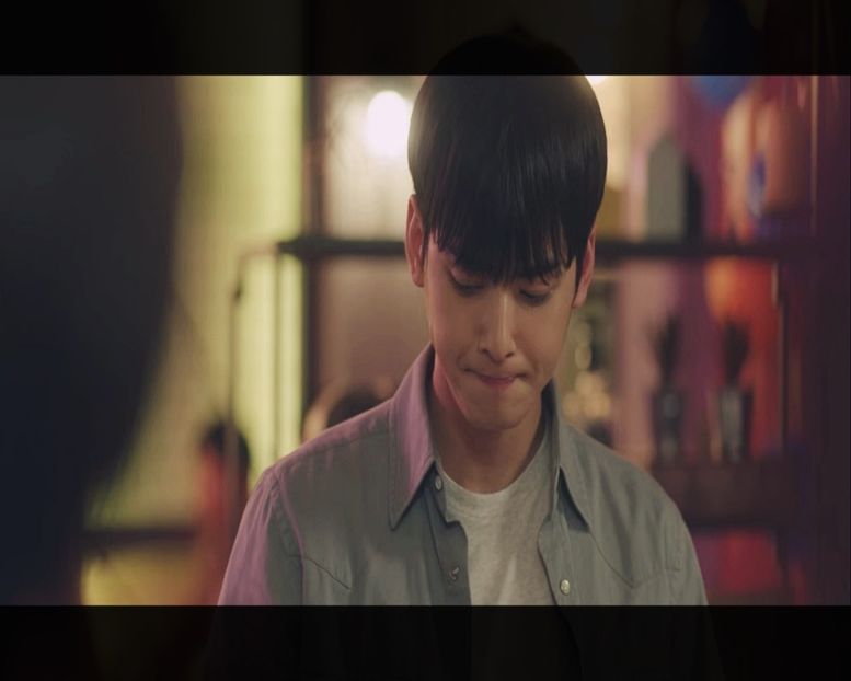 ▌Își lasă privirea în jos și zâmbește. Își bea shot-ul. ▌ - Episode 11