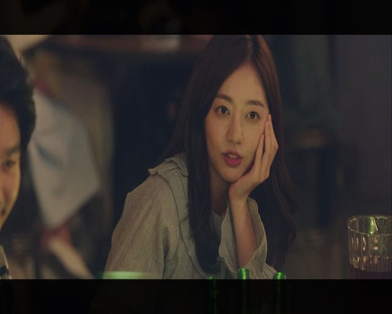 ▌Aprobă explicația lui Yejin și arată spre Hana. ▌ - Episode 11