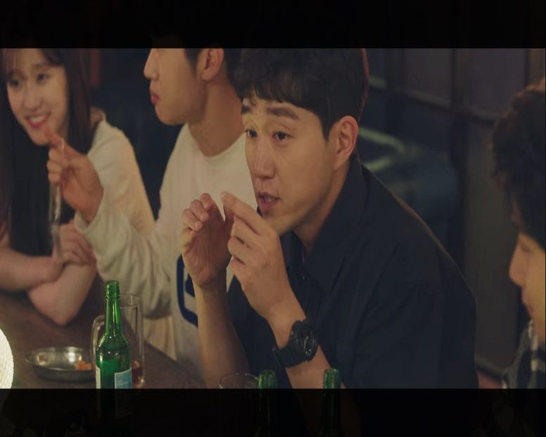 ▌Merge lângă Haneul și o ia de mână. O ridică de la masă. ▌　― Nu vă pot lăsa singure. - Episode 11